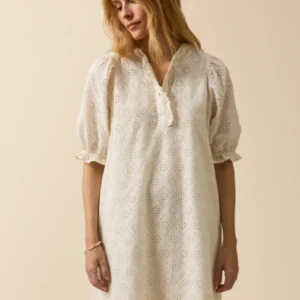Kurzes Damenkleid mit Lochstickerei