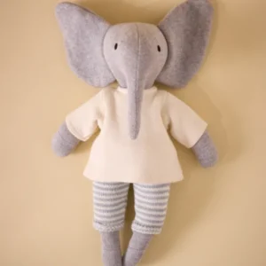Gestricktes Kuscheltier « Elefant » mit Outfit aus Moosstrick