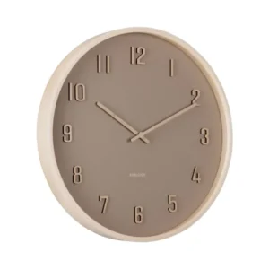 Runde Wanduhr mit beigem Rahmen und braunem Zifferblatt, schmalen Zeitmarken