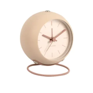Globe-Wecker in Sandbraun mit cremefarbenem Zifferblatt und rosa Zeigern