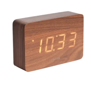 Holzwecker mit LED-Display, zeigt Zeit im dunklen Holzgehäuse