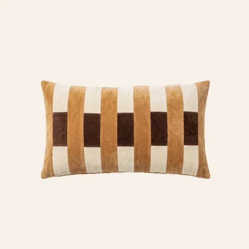 Kotabo sierkussen met retro patchwork print – 35 x 70 cm – Chocolate Chic, Caramel Crunch & Butter Beige