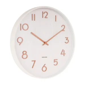 Runde Wanduhr mit hellem Zifferblatt, orangefarbenen Zahlen und Zeigern