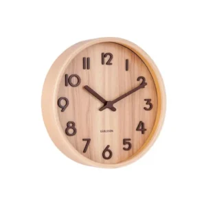 Karlsson Pure kleine Wanduhr aus hellem Holz, runde Form, schwarze Zeiger und Ziffern