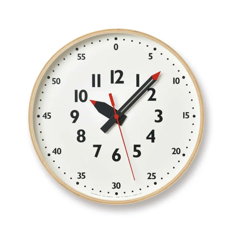 Runde Wanduhr mit Naturholz-Rahmen, weißem Ziffernblatt, schwarzen Zeigern und rotem Sekundenzeiger
