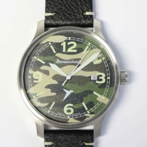 Herrenarmbanduhr mit silbernem Gehäuse, schwarzem Lederband und Camouflage-Zifferblatt