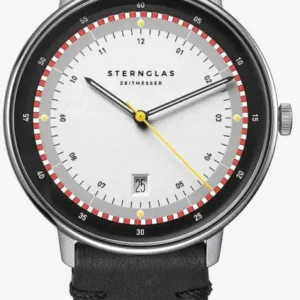 Herrenuhr mit schwarzem Lederarmband, weißem Zifferblatt und silberner Lünette.