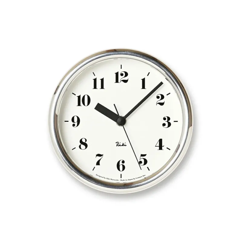 Runde Wanduhr mit silbernem Rahmen, weißem Zifferblatt und schwarzen Zeigern